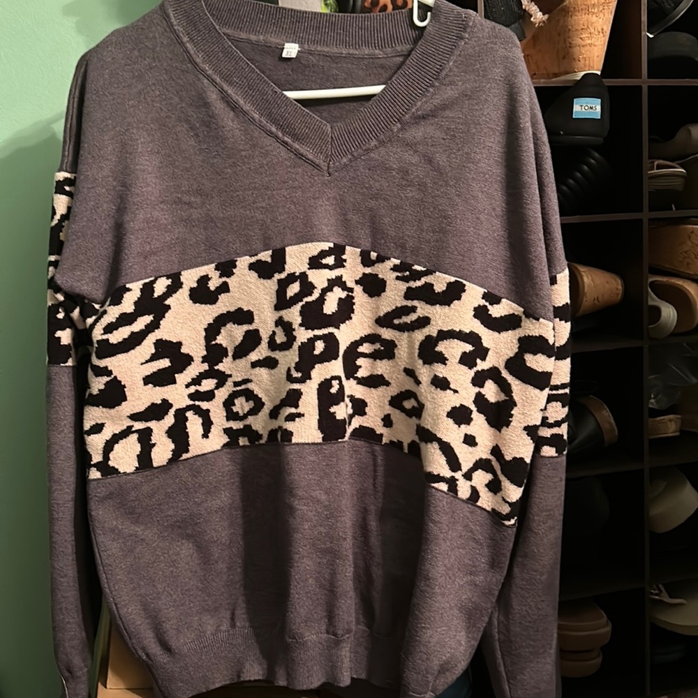 Like new sweatshirt with design
